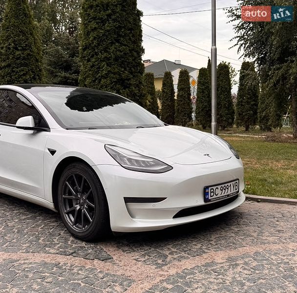 Седан Tesla Model 3 2020 в Львове