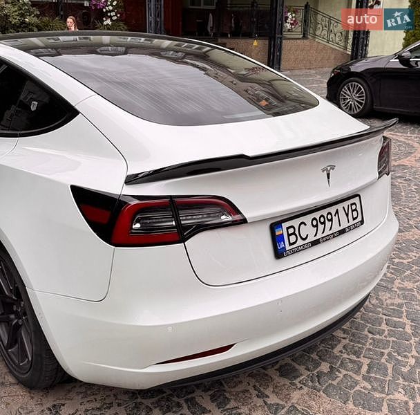 Седан Tesla Model 3 2020 в Львове