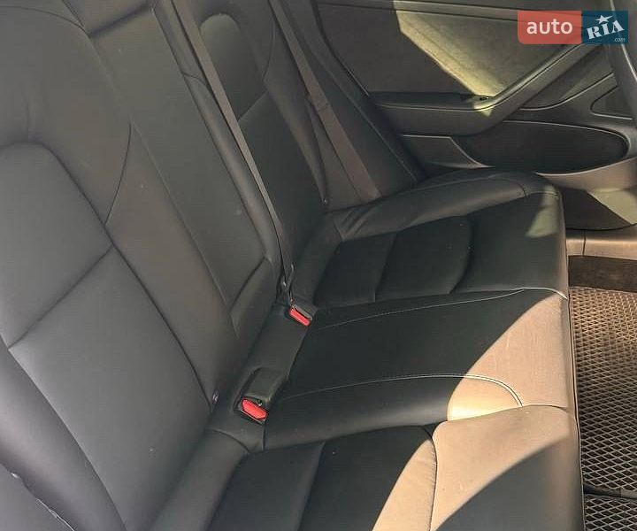 Седан Tesla Model 3 2020 в Львове