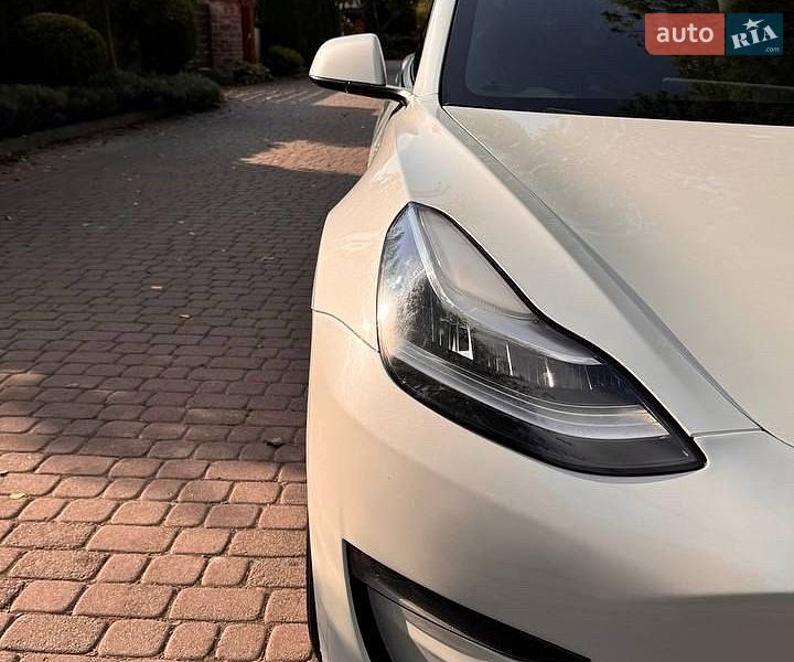 Седан Tesla Model 3 2020 в Львове