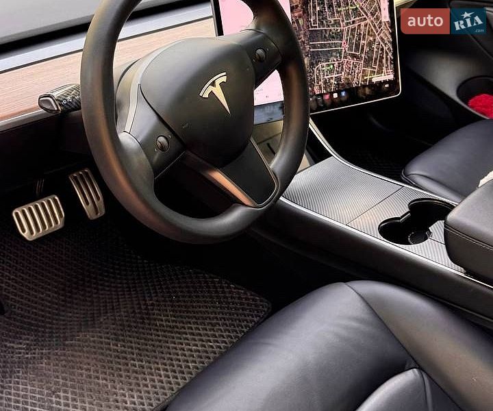 Седан Tesla Model 3 2020 в Львове
