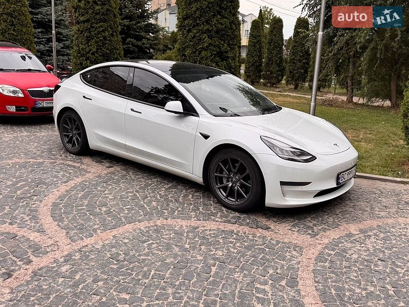 Седан Tesla Model 3 2020 в Львове