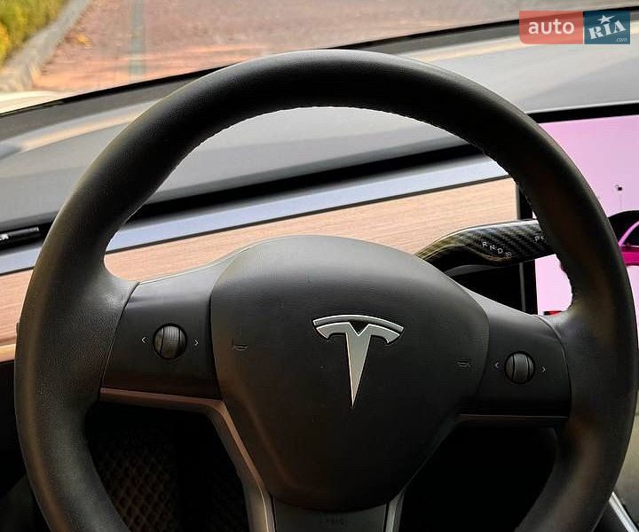 Седан Tesla Model 3 2020 в Львове