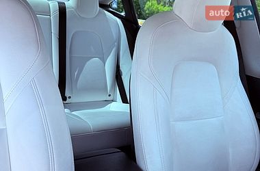 Седан Tesla Model 3 2022 в Львові