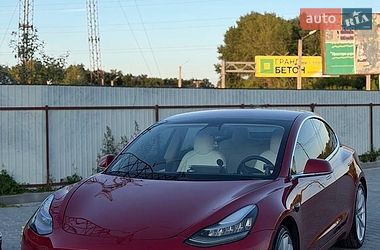 Седан Tesla Model 3 2018 в Вишневом Седан Tesla Model 3 2018 в Вишневом