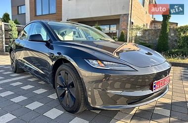 Седан Tesla Model 3 2025 в Стрию