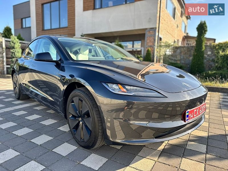Седан Tesla Model 3 2025 в Стрию