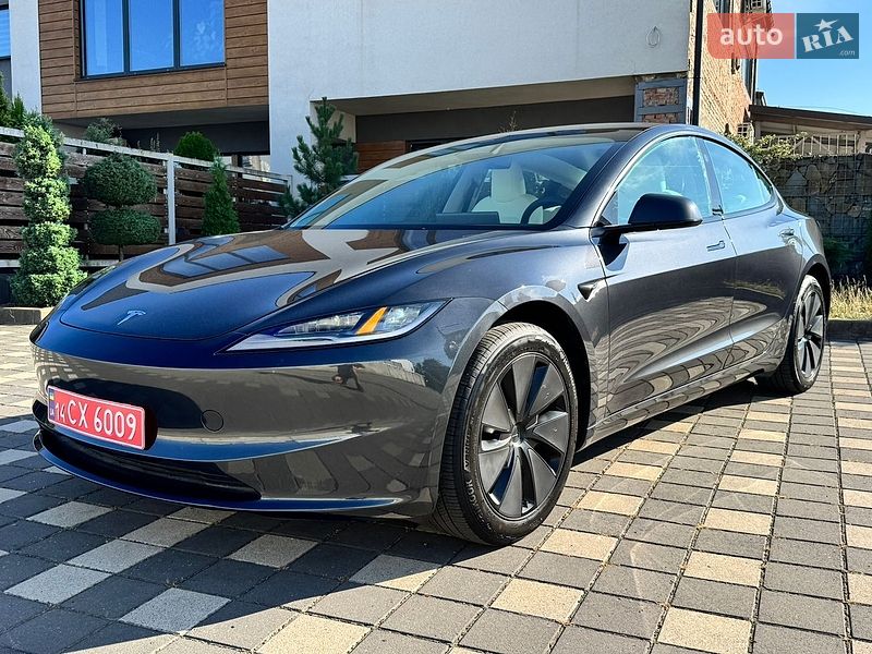 Седан Tesla Model 3 2025 в Стрию