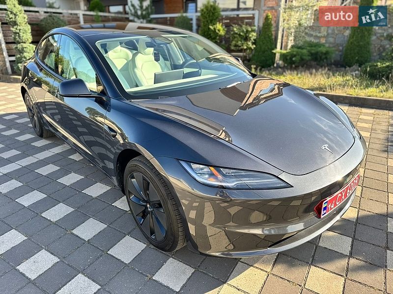 Седан Tesla Model 3 2025 в Стрию