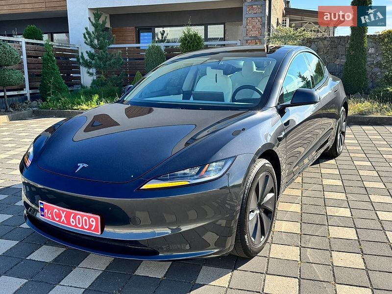 Седан Tesla Model 3 2025 в Стрию