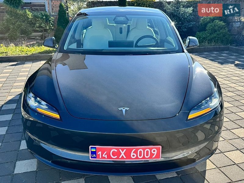 Седан Tesla Model 3 2025 в Стрию