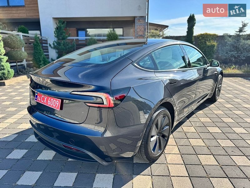 Седан Tesla Model 3 2025 в Стрию