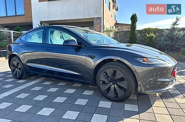 Седан Tesla Model 3 2025 в Стрию