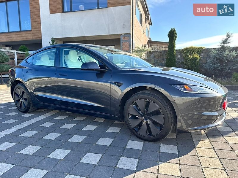 Седан Tesla Model 3 2025 в Стрию