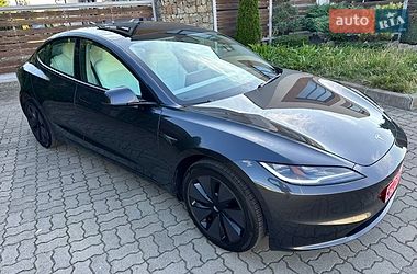 Седан Tesla Model 3 2025 в Стрию