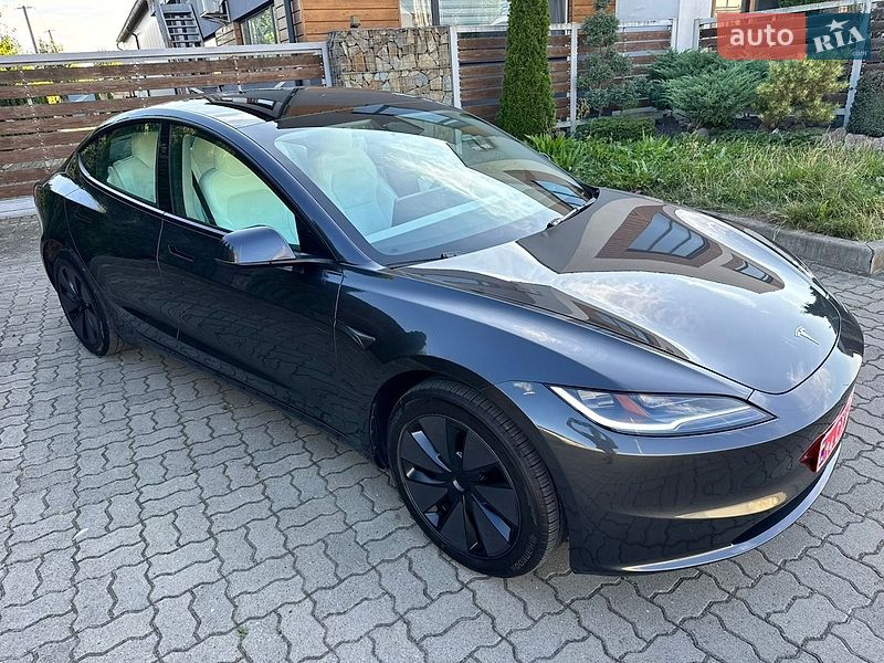 Седан Tesla Model 3 2025 в Стрию