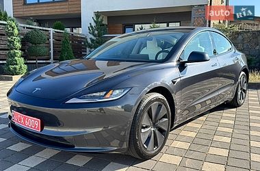 Седан Tesla Model 3 2025 в Стрию