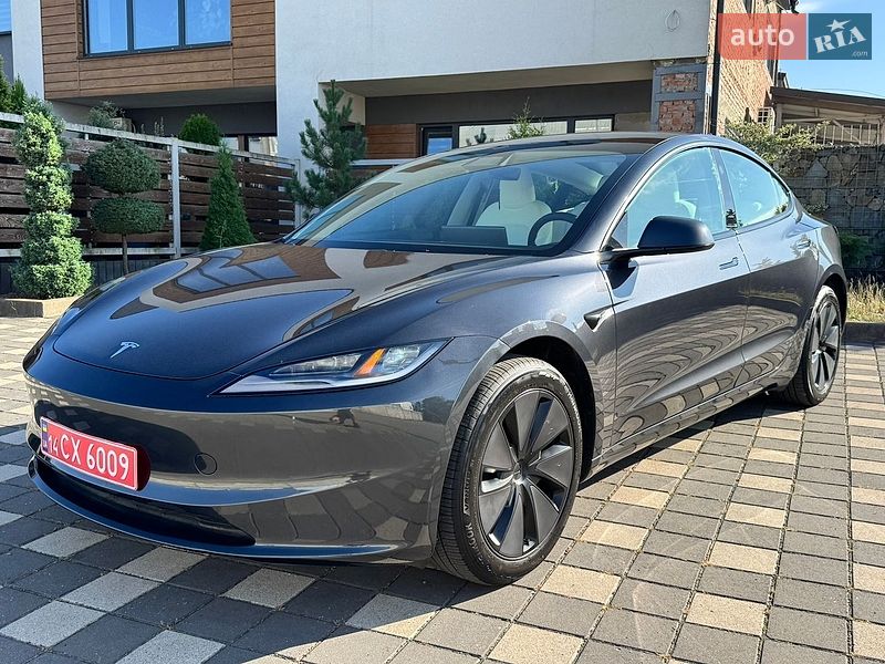 Седан Tesla Model 3 2025 в Стрию