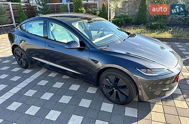 Седан Tesla Model 3 2025 в Стрию