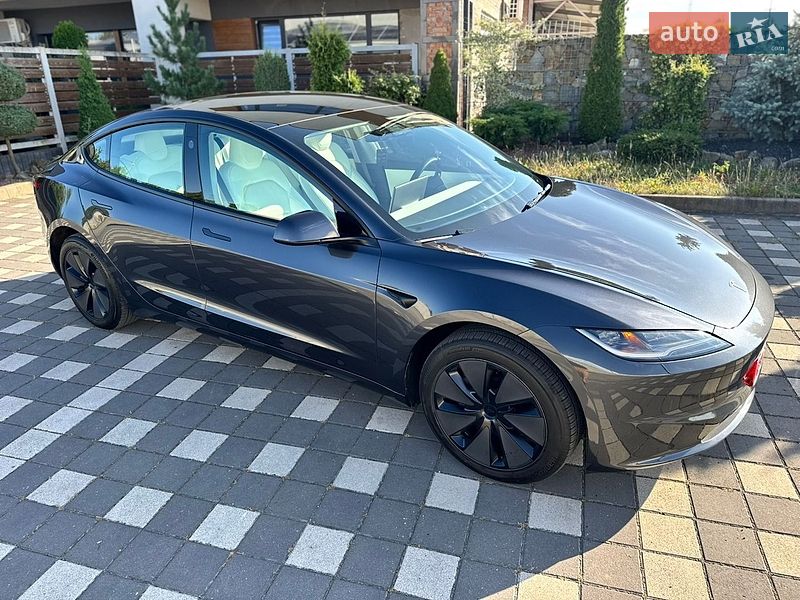 Седан Tesla Model 3 2025 в Стрию