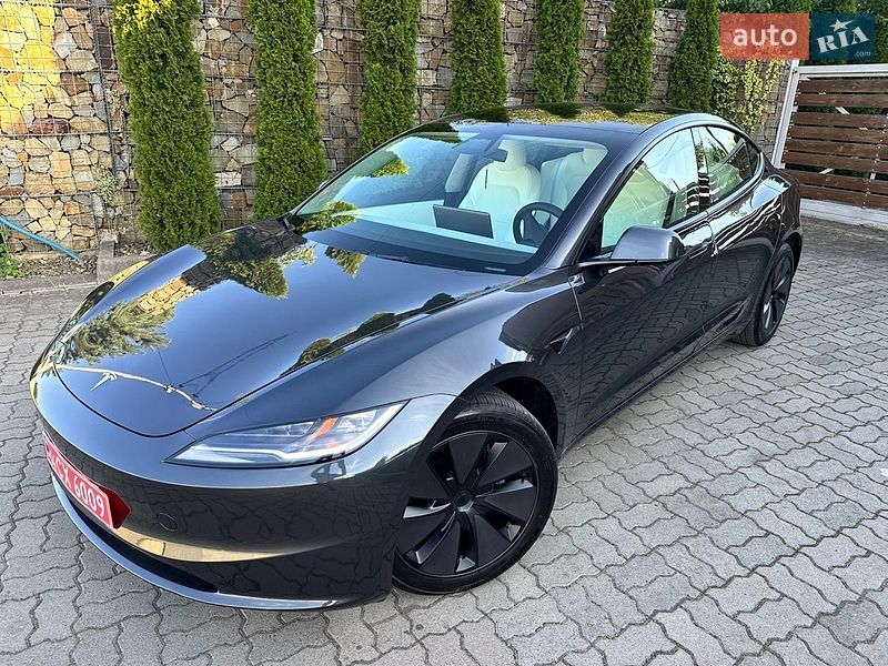 Седан Tesla Model 3 2025 в Стрию