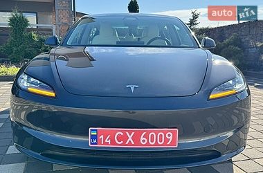 Седан Tesla Model 3 2025 в Стрию