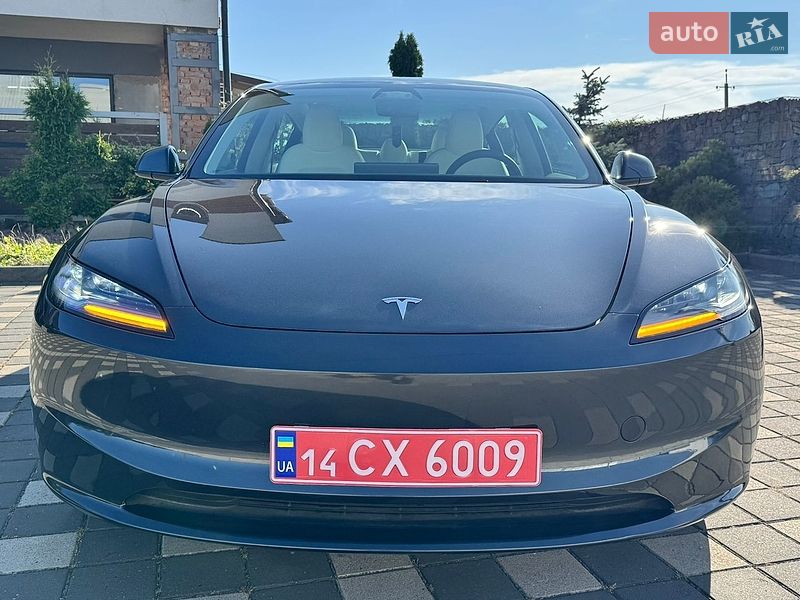 Седан Tesla Model 3 2025 в Стрию