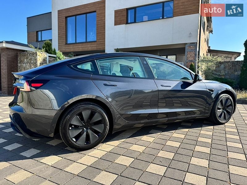 Седан Tesla Model 3 2025 в Стрию