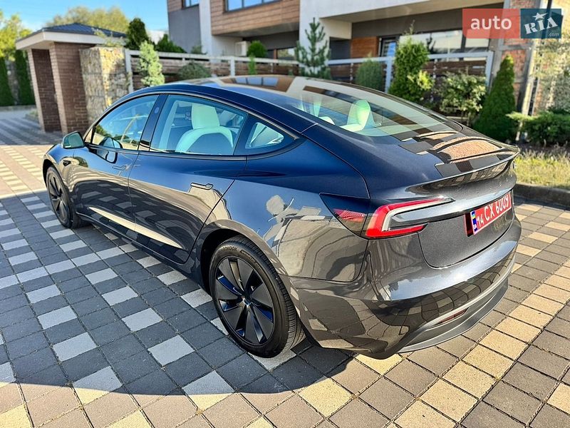 Седан Tesla Model 3 2025 в Стрию