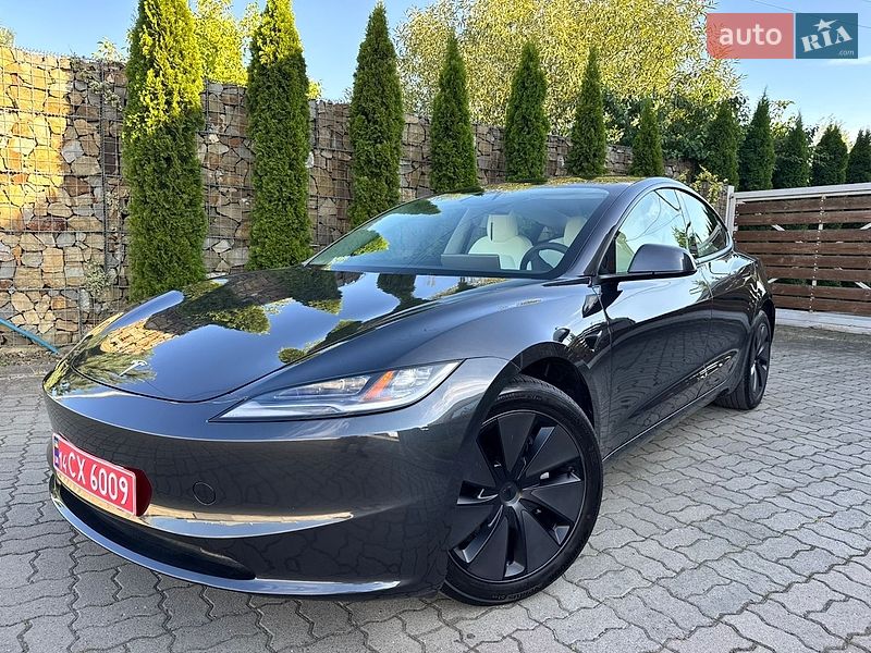Седан Tesla Model 3 2025 в Стрию