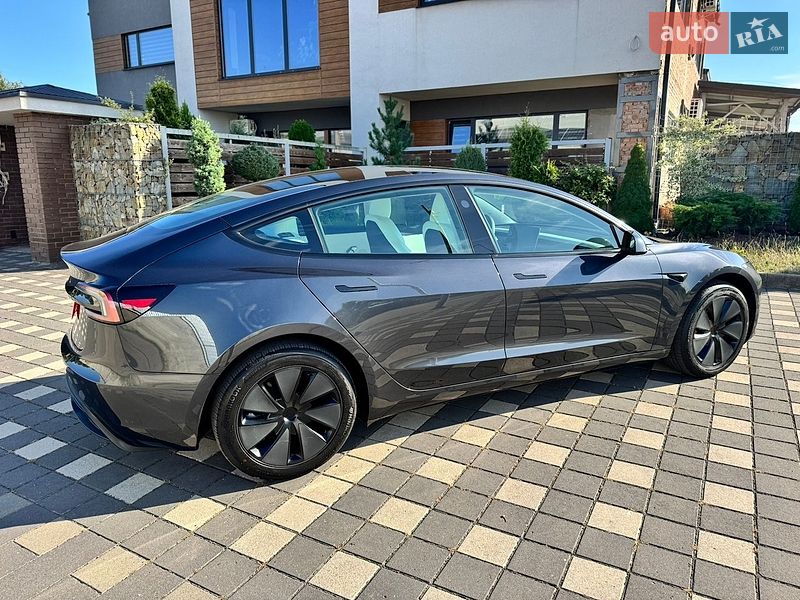 Седан Tesla Model 3 2025 в Стрию