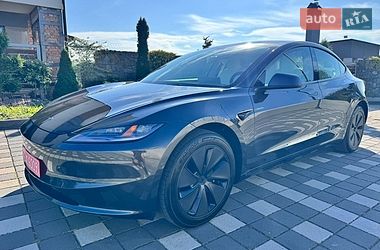 Седан Tesla Model 3 2025 в Стрию