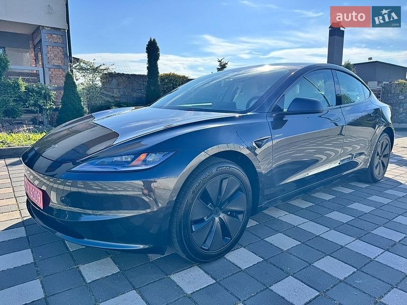 Седан Tesla Model 3 2025 в Стрию