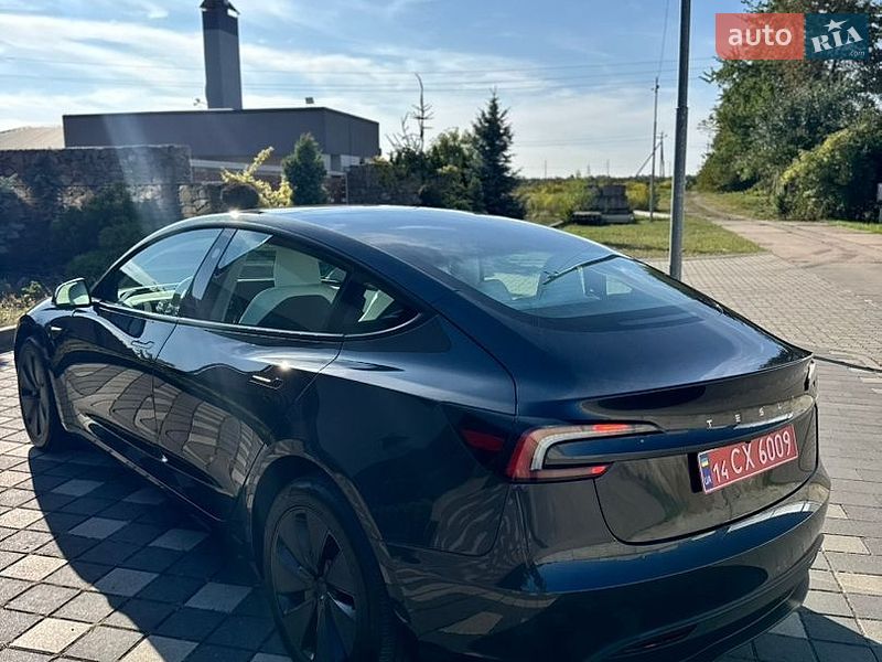 Седан Tesla Model 3 2025 в Стрию