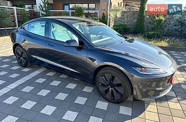 Седан Tesla Model 3 2025 в Стрию