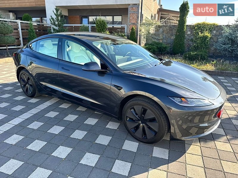 Седан Tesla Model 3 2025 в Стрию