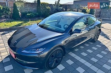 Седан Tesla Model 3 2025 в Стрию