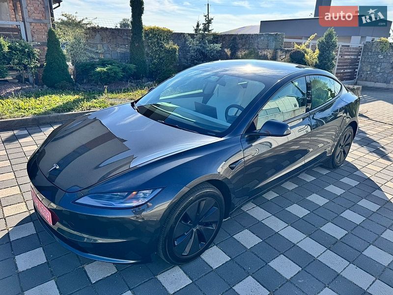 Седан Tesla Model 3 2025 в Стрию