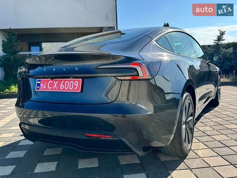 Седан Tesla Model 3 2025 в Стрию