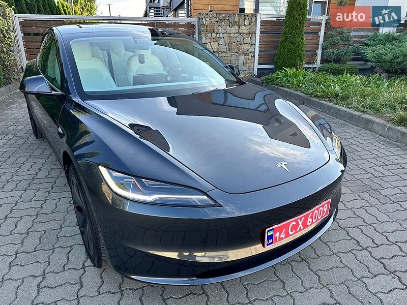 Седан Tesla Model 3 2025 в Стрию