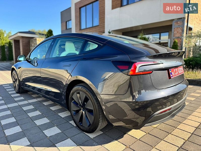 Седан Tesla Model 3 2025 в Стрию