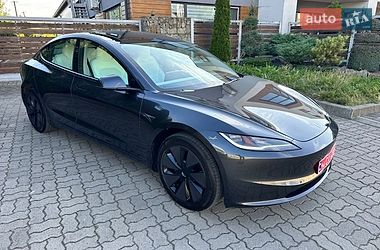 Седан Tesla Model 3 2025 в Стрию