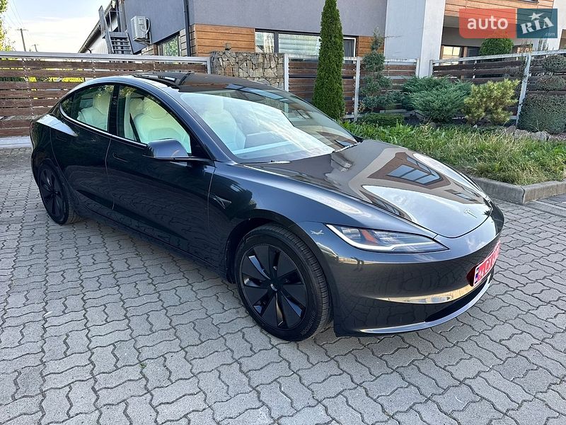 Седан Tesla Model 3 2025 в Стрию