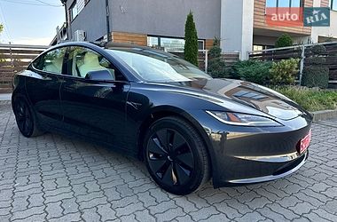 Седан Tesla Model 3 2025 в Стрию