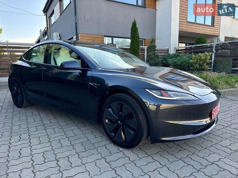 Седан Tesla Model 3 2025 в Стрию