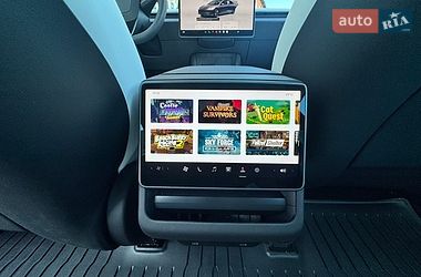Седан Tesla Model 3 2025 в Стрию