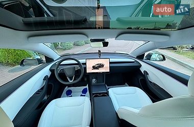 Седан Tesla Model 3 2025 в Стрию