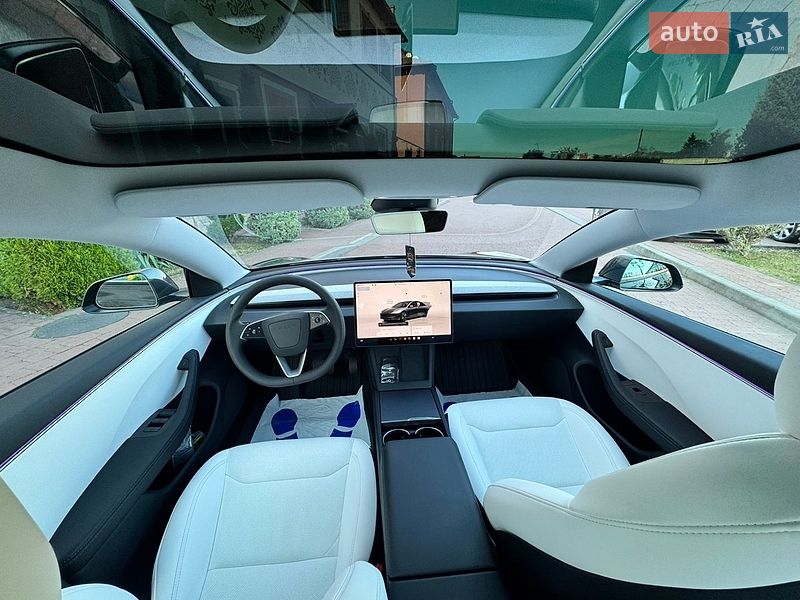 Седан Tesla Model 3 2025 в Стрию