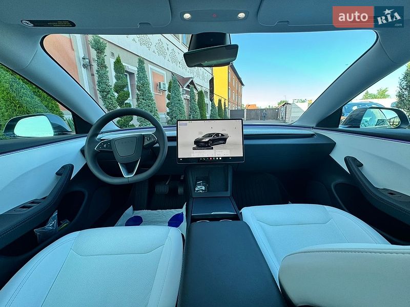Седан Tesla Model 3 2025 в Стрию