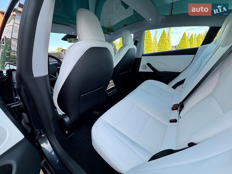 Седан Tesla Model 3 2025 в Стрию